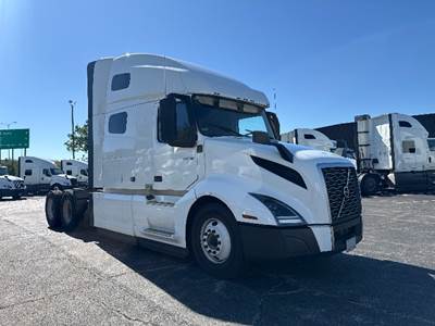 Volvo VNL64760 Sleeper Semi Truck - 70" Integral Sleeper, 455HP, 12 Speed Automatic