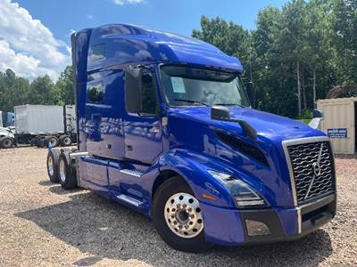 Volvo VNL64760 Sleeper Semi Truck - 70" Integral Sleeper, 455HP, 12 Speed Automatic