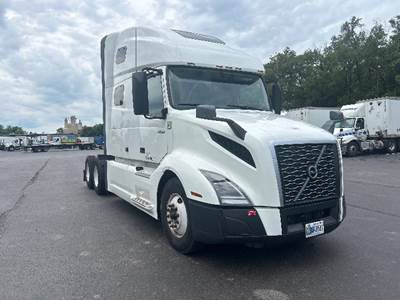 Volvo VNL64760 Sleeper Semi Truck - 70" Integral Sleeper, 455HP, 12 Speed Automatic