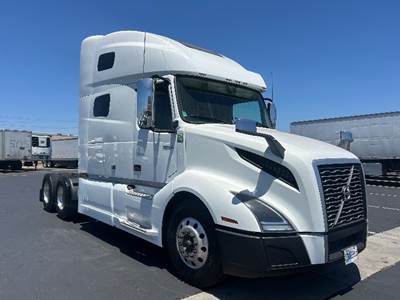 Volvo VNL64760 Sleeper Semi Truck - 70" Integral Sleeper, 455HP, 12 Speed Automatic