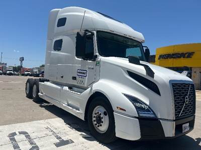 Volvo VNL64760 Sleeper Semi Truck - 70" Integral Sleeper, 455HP, 12 Speed Automatic