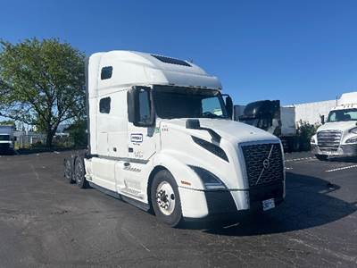 Volvo VNL64760 Sleeper Semi Truck - 70" Integral Sleeper, 425HP, 12 Speed Automatic