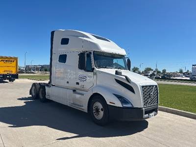 Volvo VNL64760 Sleeper Semi Truck - 70" Integral Sleeper, 455HP, 12 Speed Automatic