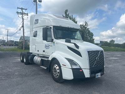 Volvo VNL64760 Sleeper Semi Truck - 70" Integral Sleeper, 455HP, 12 Speed Automatic