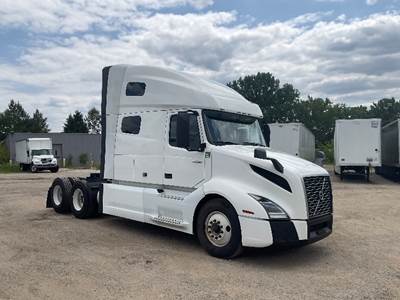 Volvo VNL64760 Sleeper Semi Truck - 70" Integral Sleeper, 455HP, 12 Speed Automatic
