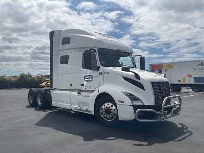 Volvo VNL64760 Sleeper Semi Truck - 70" Integral Sleeper, 455HP, 12 Speed Automatic