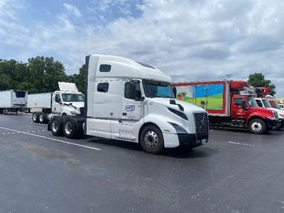 Volvo VNL64760 Sleeper Semi Truck - 70" Integral Sleeper, 455HP, 12 Speed Automatic