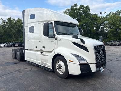 Volvo VNL64760 Sleeper Semi Truck - 70" Integral Sleeper, 455HP, 12 Speed Automatic