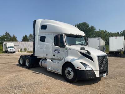 Volvo VNL64760 Sleeper Semi Truck - 70" Integral Sleeper, 455HP, 12 Speed Automatic