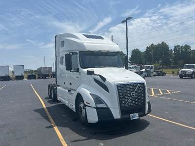 Volvo VNL64760 Sleeper Semi Truck - 70" Integral Sleeper, 455HP, 12 Speed Automatic