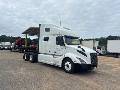Volvo VNL64760 Sleeper Semi Truck - 70" Integral Sleeper, 455HP, 12 Speed Automatic