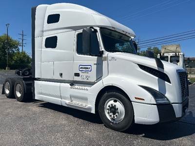 Volvo VNL64760 Sleeper Semi Truck - 70" Integral Sleeper, 455HP, 12 Speed Automatic