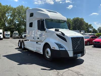 Volvo VNL64760 Sleeper Semi Truck - 70" Integral Sleeper, 455HP, 12 Speed Automatic