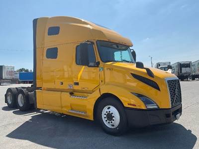 Volvo VNL64760 Sleeper Semi Truck - 70" Integral Sleeper, 455HP, 12 Speed Automatic