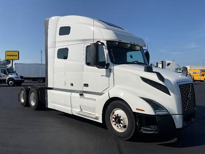 Volvo VNL64760 Sleeper Semi Truck - 70" Integral Sleeper, 455HP, 12 Speed Automatic