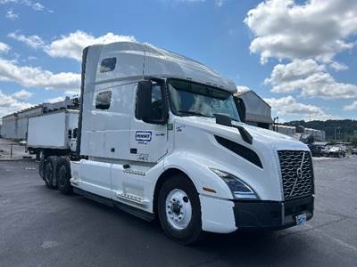 Volvo VNL64760 Sleeper Semi Truck - 70" Integral Sleeper, 425HP, 12 Speed Automatic