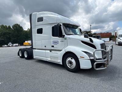 Volvo VNL64760 Sleeper Semi Truck - 70" Integral Sleeper, 455HP, 12 Speed Automatic