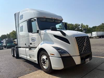 Volvo VNL64760 Sleeper Semi Truck - 70" Integral Sleeper, 455HP, 12 Speed Automatic