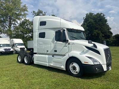 Volvo VNL64760 Sleeper Semi Truck - 70" Integral Sleeper, 455HP, 12 Speed Automatic
