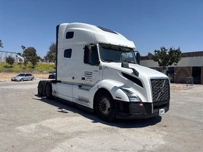 Volvo VNL64760 Sleeper Semi Truck - 70" Integral Sleeper, 425HP, 12 Speed Automatic