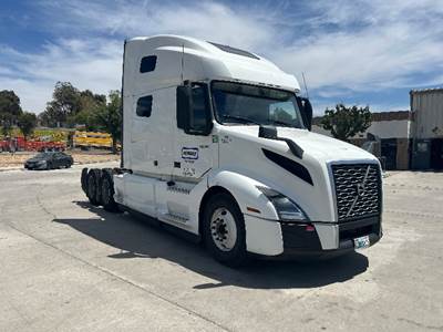 Volvo VNL64760 Sleeper Semi Truck - 70" Integral Sleeper, 425HP, 12 Speed Automatic