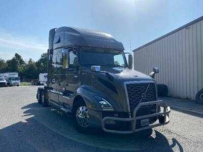 Volvo VNL64760 Sleeper Semi Truck - 70" Integral Sleeper, 455HP, 12 Speed Automatic