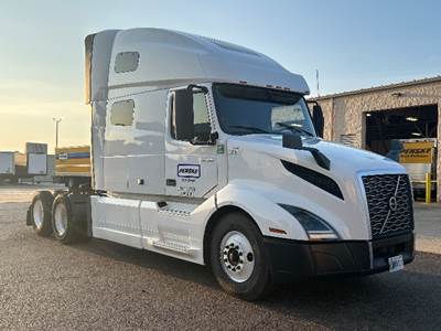 Volvo VNL64760 Sleeper Semi Truck - 70" Integral Sleeper, 455HP, 12 Speed Automatic