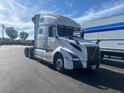 Volvo VNL64760 Sleeper Semi Truck - 70" Integral Sleeper, 455HP, 12 Speed Automatic