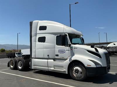 Volvo VNL64760 Sleeper Semi Truck - 70" Integral Sleeper, 455HP, 12 Speed Automatic