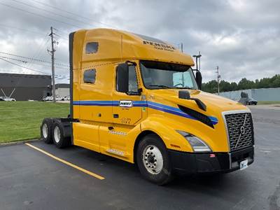 Volvo VNL64760 Sleeper Semi Truck - 70" Integral Sleeper, 455HP, 12 Speed Automatic