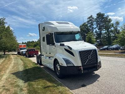 Volvo VNL64760 Sleeper Semi Truck - 70" Integral Sleeper, 455HP, 12 Speed Automatic
