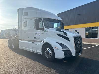 Volvo VNL64760 Sleeper Semi Truck - 70" Integral Sleeper, 455HP, 12 Speed Automatic