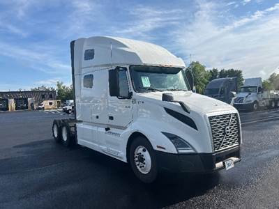 Volvo VNL64760 Sleeper Semi Truck - 70" Integral Sleeper, 455HP, 12 Speed Automatic