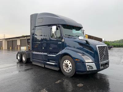 Volvo VNL64760 Sleeper Semi Truck - 70" Integral Sleeper, 455HP, 12 Speed Automatic