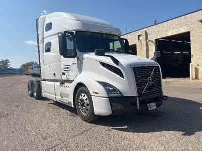 Volvo VNL64760 Sleeper Semi Truck - 70" Integral Sleeper, 455HP, 12 Speed Automatic