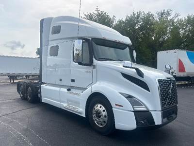 Volvo VNL64760 Sleeper Semi Truck - 70" Integral Sleeper, 455HP, 12 Speed Automatic