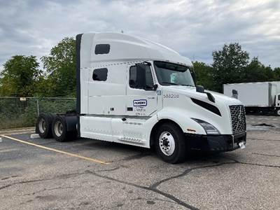Volvo VNL64760 Sleeper Semi Truck - 70" Integral Sleeper, 455HP, 12 Speed Automatic