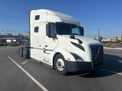 Volvo VNL64760 Sleeper Semi Truck - 70" Integral Sleeper, 455HP, 12 Speed Automatic