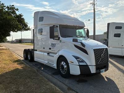 Volvo VNL64760 Sleeper Semi Truck - 70" Integral Sleeper, 455HP, 12 Speed Automatic