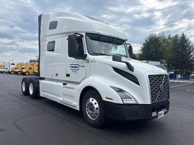 Volvo VNL64760 Sleeper Semi Truck - 70" Integral Sleeper, 455HP, 12 Speed Automatic