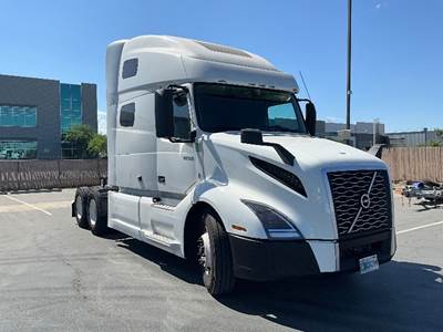 Volvo VNL64760 Sleeper Semi Truck - 70" Integral Sleeper, 455HP, 12 Speed Automatic