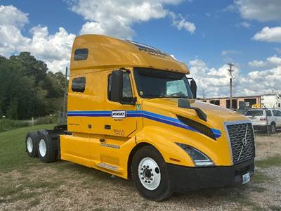 Volvo VNL64760 Sleeper Semi Truck - 70" Integral Sleeper, 455HP, 12 Speed Automatic
