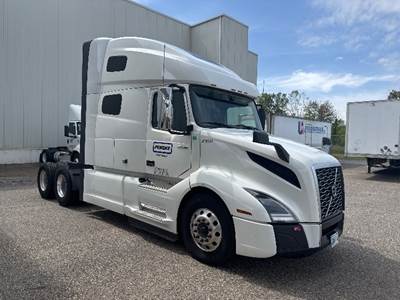 Volvo VNL64760 Sleeper Semi Truck - 70" Integral Sleeper, 455HP, 12 Speed Automatic