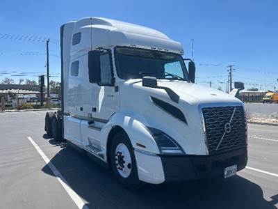 Volvo VNL64760 Sleeper Semi Truck - 70" Integral Sleeper, 455HP, 12 Speed Automatic