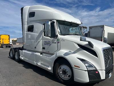 Volvo VNL64760 Sleeper Semi Truck - 70" Integral Sleeper, 455HP, 12 Speed Automatic