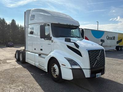 Volvo VNL64760 Sleeper Semi Truck - 70" Integral Sleeper, 455HP, 12 Speed Automatic