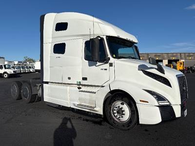 Volvo VNL64760 Sleeper Semi Truck - 70" Integral Sleeper, 455HP, 12 Speed Automatic