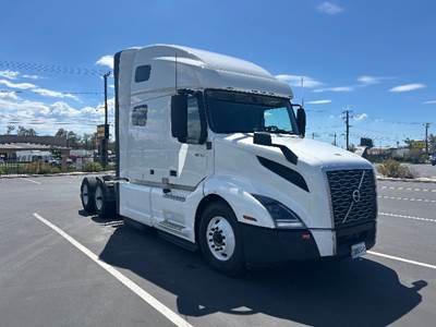 Volvo VNL64760 Sleeper Semi Truck - 70" Integral Sleeper, 455HP, 12 Speed Automatic