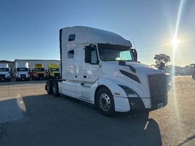Volvo VNL64760 Sleeper Semi Truck - 70" Integral Sleeper, 425HP, 12 Speed Automatic