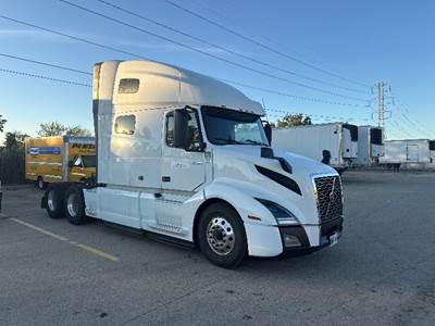Volvo VNL64760 Sleeper Semi Truck - 70" Integral Sleeper, 425HP, 12 Speed Automatic